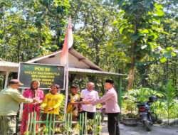 Kanit Binmas Polsek Panceng bersama RPH Panceng,  Berbagi Nasi Bungkus kepada Masyarakat Hutan