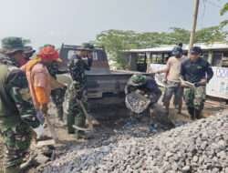 Kompak, Anggota Satgas TMMD Reguler Ke-120 Kodim 0726/Sukoharjo dan Warga Langsir Material Rabat Beton