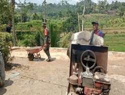 Membangunan Desa, Babinsa Kodim 0802/Ponorogo Bantu Warga Buat Plesengan