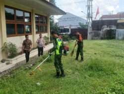 Kompak..!! Babinsa Bersama Bhabinkamtibmas Dan Warga Gotong Royong Bersihkan Sampah dan Potong Rumput