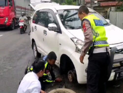 Cepat Dekat dan Bersahabat Polisi Bantu Pengendara Kesulitan Saat Ban Mobilnya Bocor di Jalan