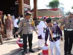 Layani Sepenuh Hati, Polisi Bantu Pemberangkatan Calon Jamaah Haji di Tuban