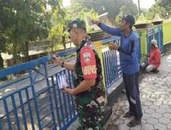 Jaga Kerapian, Babinsa Bersama Warga Cat Pagar Masjid
