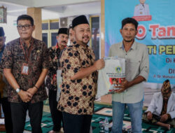 Peduli Nelayan Saat Musim Barat, Bupati Gresik Kembali Gelontorkan Ratusan Paket Sembako