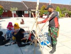 Pratu Mardiman Anggota Satgas TMMD Reguler Ke – 120 Latih Tali-Temali Anak Pramuka