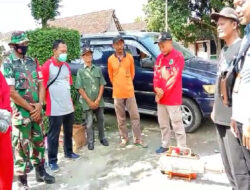 Cegah Penyebaran DBD, Babinsa Karanganyar Dampingi Petugas Kesehatan Fogging ke Rumah Warga