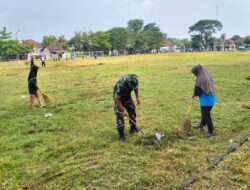 Tingkatkan Prestasi Olah Raga, Babinsa Gotong Royong Bersihkan Lapangan Bola