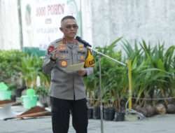 Peduli Lingkungan Kapolda Jatim Tanam dan Berbagi Bibit 3.000 Pohon di Gresik