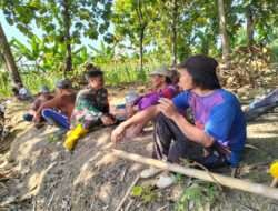 Pererat Keakraban Dengan Warganya, Babinsa Posramil 0805/17 Pitu Laksanakan Komsos di Desa Binaan