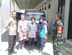 Peka Terhadap Kondisi Sosial Warga, Babinsa Koramil 0801/02 Kebonagung Bantu Evakuasi Pasien OGDJ