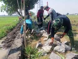 Disela Bangun Talud, Satgas TMMD ke 120 Manfaatkan Waktu Istirahat Berbincang Santai dengan Warga