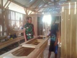 Bantu Tingkatkan Perekonomian Warganya, Babinsa Karangjati Sambangi Pengrajin Kayu di Wilayah Binaanya