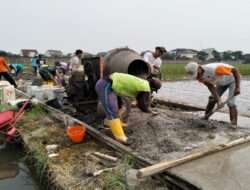 Teriknya Sinar Matahari, Tak Kendorkan Semangat Satgas TMMD Reg Ke-120 Bersama Warga Kebut Pengecoran Jalan