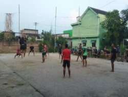 Jalin Keakraban, Anggota Satgas TMMD Ke-120 Bermain Voli Bersama Pemuda Desa Wirun