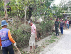 Ikut Bersihkan Lingkungan, Upaya Babinsa Kodim 0802/Ponorogo Jaga Kesehatan Warga