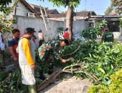 Minggu Bersih, Babinsa Serengan Pelopori Warganya Gotong Royong Bersihkan Lingkungan