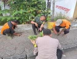 Babinsa Ketelan Terjun Langsung Ke Lapangan Bersama Warga Laksanakan Pembersihan Lingkungan