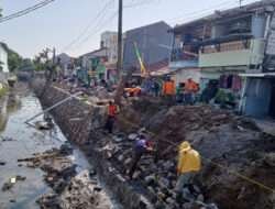 Satgas TMMD Sengkuyung Tahap II Kodim 0735/Surakarta Bersama Warga Bergotong-royong Kebut Pengerjaan Talud