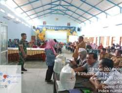 Upaya Atasi Kesulitan Warga, Babinsa Koramil 0801/11 Donorojo Turut Andil Distribusian Bantuan Beras