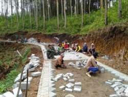 Satgas TMMD Reguler ke-120 Kodim 0806/Trenggalek Manfaatkan Waktu Istirahat Bersama Warga untuk Hilangkan Penat