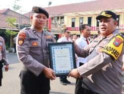 Kapolres Pelabuhan Tanjung Perak Beri Penghargaan kepada puluhan Anggota Berprestasi