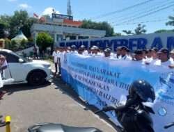 Bersama Polisi Jaga Jalur Penyeberangan di Pelabuhan Rakyat Pokmas Kelautan Banyuwangi Dukung WWF ke -10