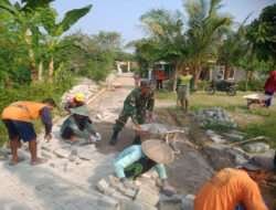 Bangun Akses Jalan Desa Bersama Warga, Babinsa Pangkur Bantu Warga Pasang Paving