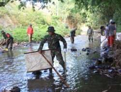 Satgas TMMD Kodim 0806/Trenggalek dan Warga Gotong Royong Bersihkan Sungai