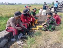 Jalin Keakraban, Satgas TMMD Ke-120 Kodim 0726/Sukoharjo Komunikasi Sosial Dengan Warga