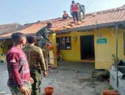 Satgas TMMD Ke 120 Kodim 0726/Sukoharjo, Mulai Pasang Genteng Rumah Ibu Wahyuni