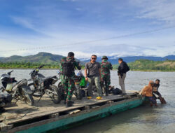 Anggota Satgas TMMD ke-120 Kodim 1307/Poso Menyebrangi Sungai Menggunakan Rakit Menuju Desa Borneang