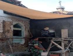 Kompak, Babinsa Posramil Gerih Bersama Warga Kerja Bakti Rehab Masjid