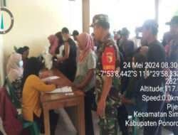 Babinsa Kodim 0802/Ponorogo Kawal Bantuan Beras Kepada Warga di Wilayah Desa Binaan