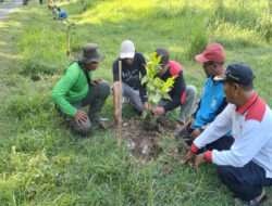 Jum’at Barokah dengan Mengajak Masyarakat Menanam Pohon di Sepanjang Jalan