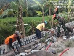 Permudah Kebutuhan Air Pertanian, Babinsa Kodim 0802/Ponorogo Ikut Kerja Bakti Bangun Plesengan Saluran Air
