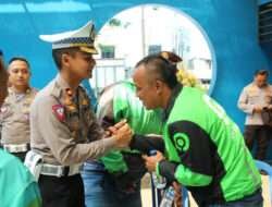 Tebar Kepedulian, Polresta Malang Kota Ajak Taruna Akpol Gelar Bansos untuk Driver Ojol dan Kamling Udara