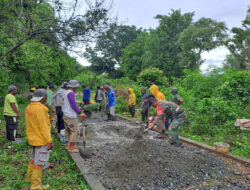 Kodim 1307/Poso Lakukan Pengecoran Rabat Jalan di Desa Uekambuno dalam TMMD ke-120