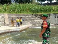 Bersama Petugas Pengairan, Babinsa Koramil Bringin Laksanakan Pengecekan Aliran Bendungan Waduk