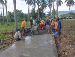 Satgas TMMD Ke -120 Kodim 1307/Poso Melaksanakan Pengecoran Rabat Jalan di Desa Uekambuno