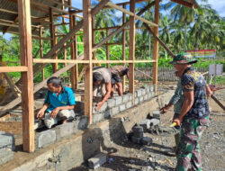 Satgas TMMD KE-120 Kodim 1307/Poso Memasang Batako Rumah Tidak Layak Huni (RTLH) Milik Bapak Rippin