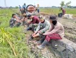 Manfaatkan Istirahat Siang, Anggota Satgas TMMD Reg Komsos dengan Warga desa Wirun