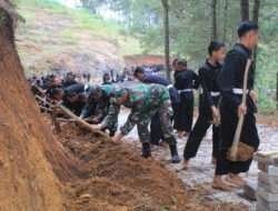 Satgas TMMD dan PSHT Ranting Pule Bergotong Royong Percepat Pembangunan Jalan di Trenggalek