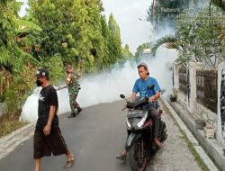 Jaga Kesehatan Warga, Babinsa Kodim 0802/Ponorogo Pendampingan Kegiatan Fogging