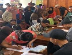 Kolaborasi Wujudkan Harkamtibmas Polresta Banyuwangi dan PT Bumisari Bagikan Tali Asih untuk Warga Pakel