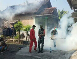 Bersama Petugas Kesehatan, Babinsa Koramil Paron Lakukan Fogging Guna Cegah DBD