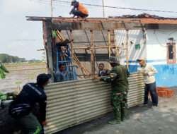 Satgas TMMD Ke-120 Kodim 0726/Sukoharjo Pasang Atap Poskamling