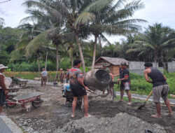 Anggota Satgas TMMD Kodim 1307/Poso dan Masyarakat Bersatu dalam Pengecoran Jalan Desa Tobamawu