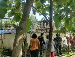 Anggota Koramil Paron Bantu Bedah Rumah di Desa Ngale