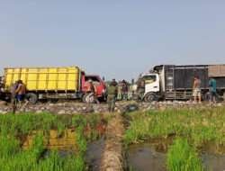 Truk TNI Pengangkut Material Terperosok, Satgas TMMD Dan Warga Bantu Evakuasi