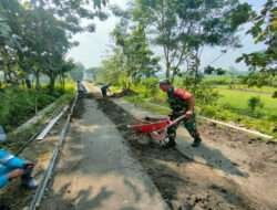 Upaya Menjaga Fasilitas Umum, Babinsa Bantu Perbaikan Jalan